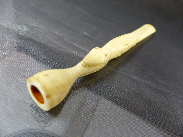 Victorian Ivory carved cigarette holder in the form of an alligator - Image 3 of 4