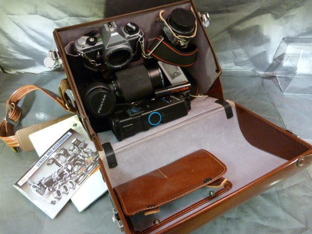 Pentax MG Vintage camera in vintage case along with various parts - Pentax Skylight lense, Hoya - Image 3 of 4