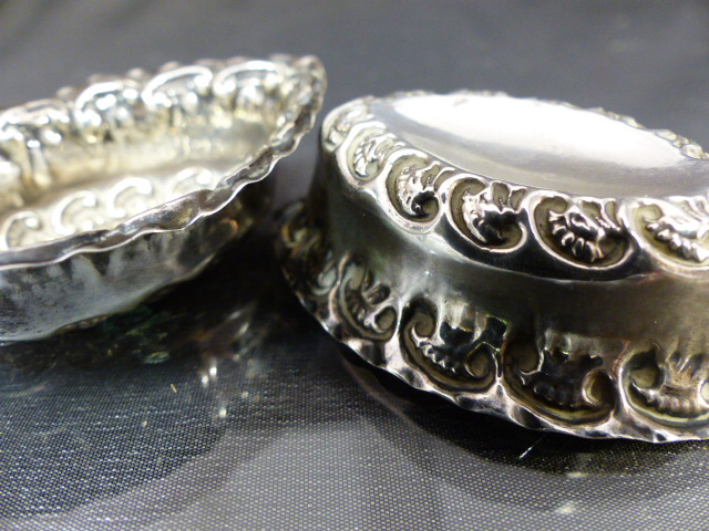 Pair of hallmarked silver salts poss by William Devenport Birmingham 1900 approx weight - 12.6g - Image 3 of 3