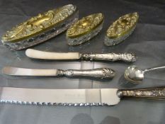 Mixed lot silver to include a Souvenir Spoon by Cashmore & Co, Birmingham, Silver handled bread