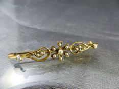 Boxed 15ct Gold Seed pearl bar brooch, the floral design brooch measures approx 10.35mm x 487mm