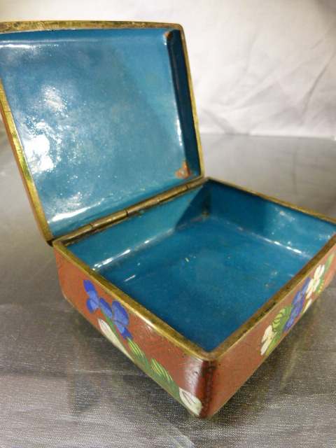 Antique cloisonne box on Red Ground decorated with pink scroll flowers. Turquoise ground inside on - Image 4 of 6