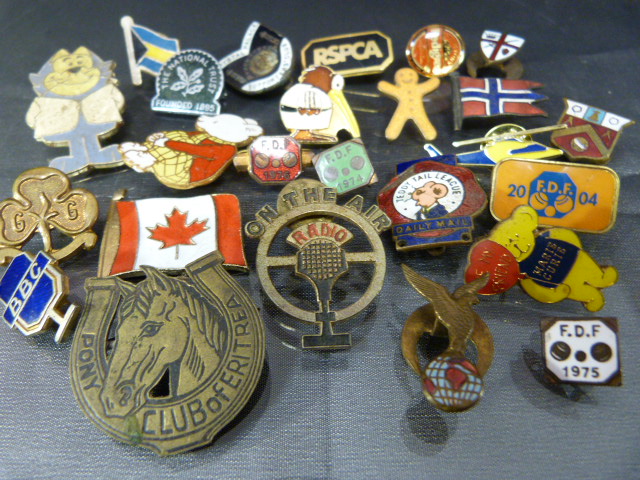 Collection of unusual Lapel badges and brooches all in enamel. To include Girl Guides, BBC - Image 2 of 2