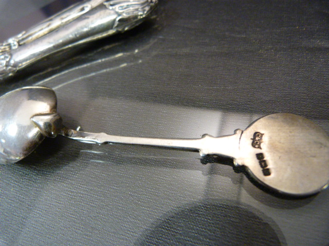 Mixed lot silver to include a Souvenir Spoon by Cashmore & Co, Birmingham, Silver handled bread - Image 10 of 10