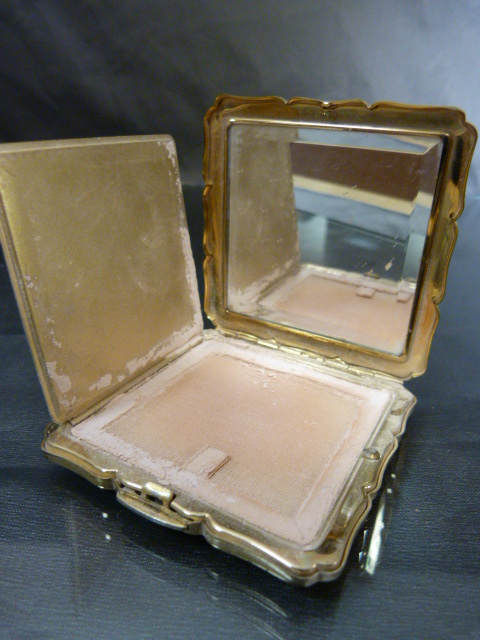 Stratton Gilt metal powder compact with original cover. - Image 3 of 4