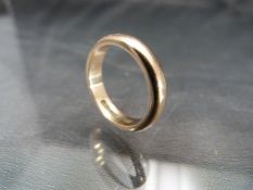 9ct Gold mens wedding ring. Total weight approx 7.2g