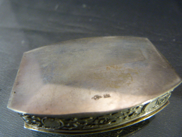 Hallmarked silver (835) pill box marked ALBO decorated in relief with flowers and Gilt interior - Image 7 of 7