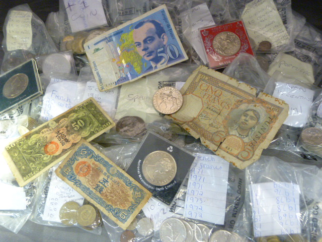 Box containing a quantity of coins - Image 3 of 5