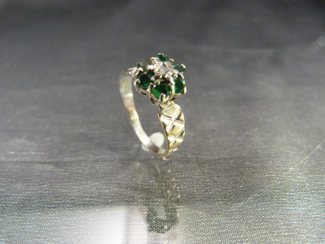 18ct White gold engagement ring with central diamond surround by six emeralds - Image 4 of 6