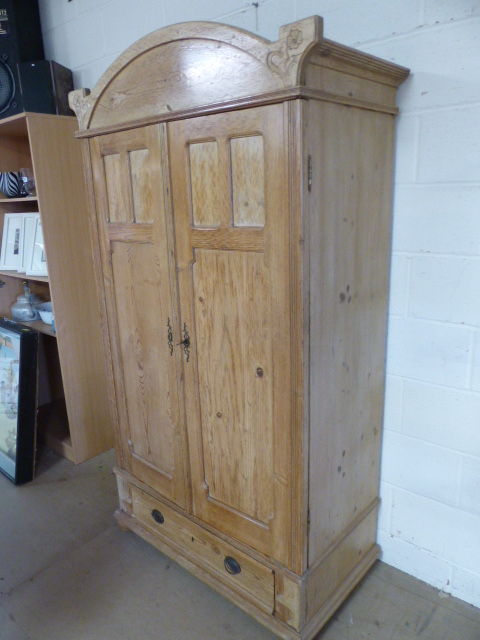 Antique Scandinavian Pine Two door wardrobe with carved decorative domed frieze at top. - Image 4 of 5