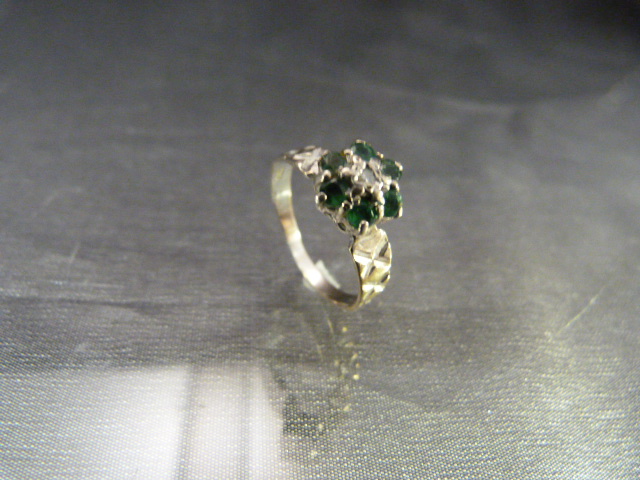 18ct White gold engagement ring with central diamond surround by six emeralds - Image 3 of 6