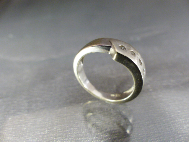 Silver 925 diamonds set ring. The stylised approx 5.5mm band overlapping design is set with 4 - Image 3 of 5