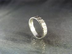 18ct White Gold Ladies Wedding ring with cross all over design Total weight approx 3g