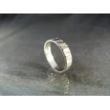 18ct White Gold Ladies Wedding ring with cross all over design Total weight approx 3g