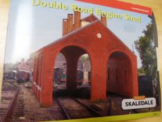 HORNBY R8581 SKALEDALE DOUBLE ENGINE SHED