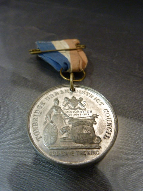 Coronation Medallion commemorating the Coronation of King George and Queen Mary 1911 - Image 2 of 2
