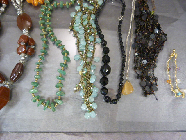 Small collection of costume jewellery to include natural stone bracelet, faux amber beads etc - Image 4 of 4