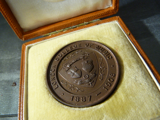 London College of Music commemorative medallion commemorating 21st Anniversary of the founding of - Image 2 of 2