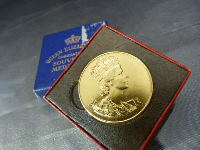 Medallion commemorating The Coronation of her Majesty Queen Elizabeth II 1953 in original case - Image 2 of 2