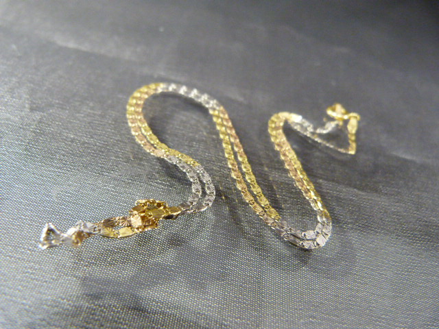 18ct Gold (marked 750) two tone Italian White gold and Yellow Gold necklace. Approx weight 3g
