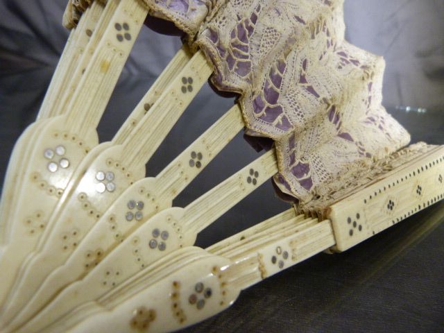 Victorian openwork ivory and lacework fan. Inlaid with a white coloured metal and pierced - Image 5 of 5