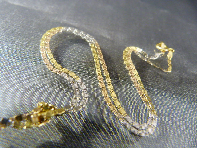 18ct Gold (marked 750) two tone Italian White gold and Yellow Gold necklace. Approx weight 3g - Image 3 of 3