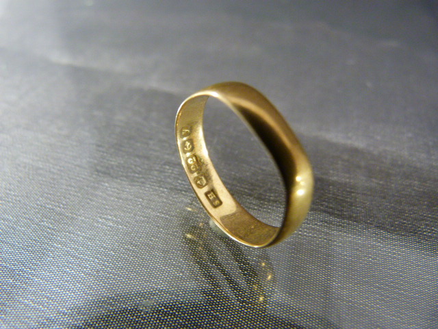 22ct Gold Wedding band with a slight dent UK - N. Approx weight - 2.3g - Image 2 of 2