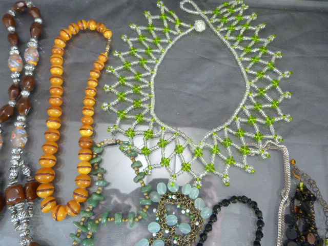 Small collection of costume jewellery to include natural stone bracelet, faux amber beads etc - Image 3 of 4