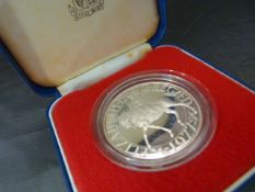 Queens Silver Jubilee Crown coin. Weight approx 28.2g - in original case