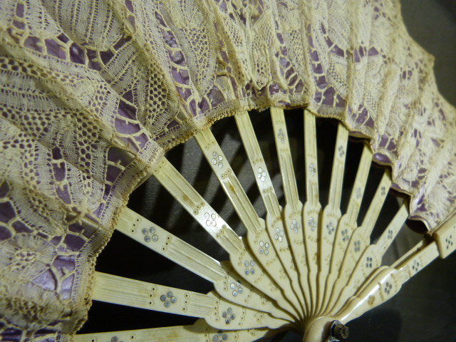 Victorian openwork ivory and lacework fan. Inlaid with a white coloured metal and pierced - Image 4 of 5