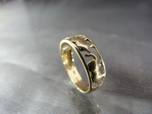 9ct Gold Ring with pierced elephant decoration UK - N approx weight - 2g Makers Mark M.M - Image 3 of 4