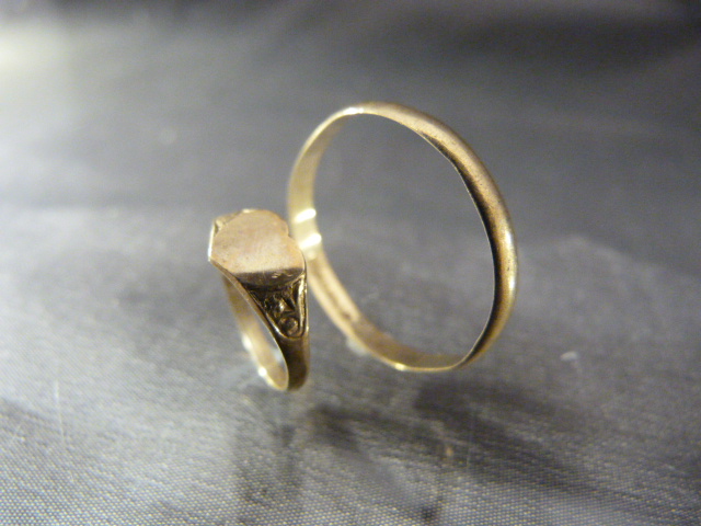 Large 9ct Gold thumb ring and a childrens signet ring - both 9ct and Total approx weight 2g