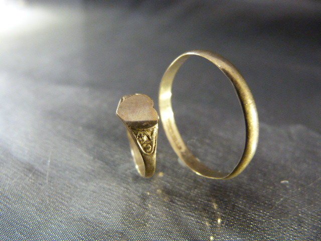 Large 9ct Gold thumb ring and a childrens signet ring - both 9ct and Total approx weight 2g - Image 2 of 4