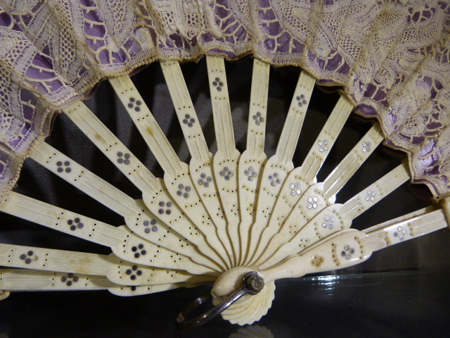 Victorian openwork ivory and lacework fan. Inlaid with a white coloured metal and pierced - Image 2 of 5