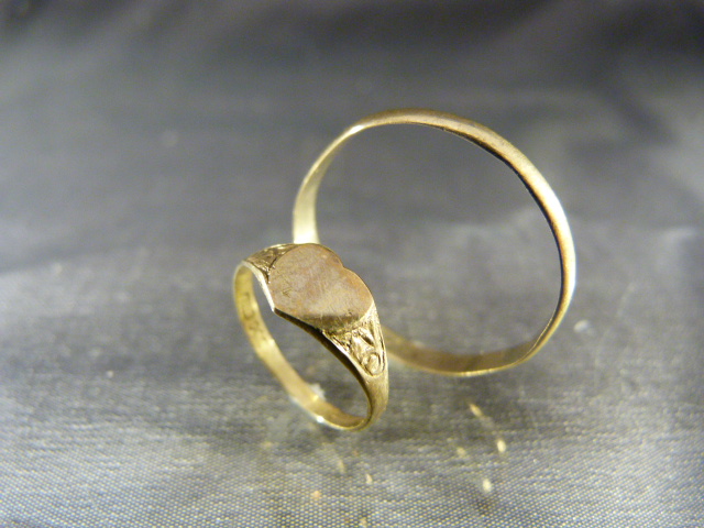 Large 9ct Gold thumb ring and a childrens signet ring - both 9ct and Total approx weight 2g - Image 3 of 4