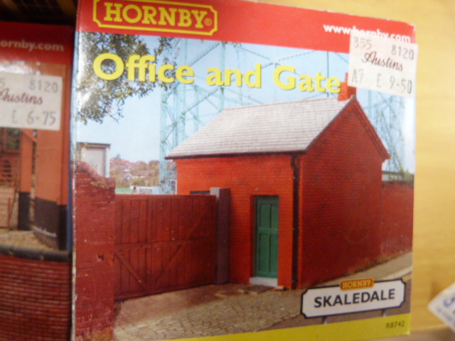 Hornby Skaledale 00 gauge 6 scale models - Office & Gate R8742, Harolds Larder Corner Shop R8624, - Image 6 of 6