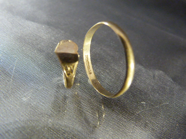 Large 9ct Gold thumb ring and a childrens signet ring - both 9ct and Total approx weight 2g - Image 4 of 4