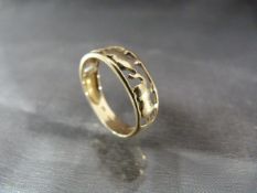 9ct Gold Ring with pierced elephant decoration UK - N approx weight - 2g Makers Mark M.M