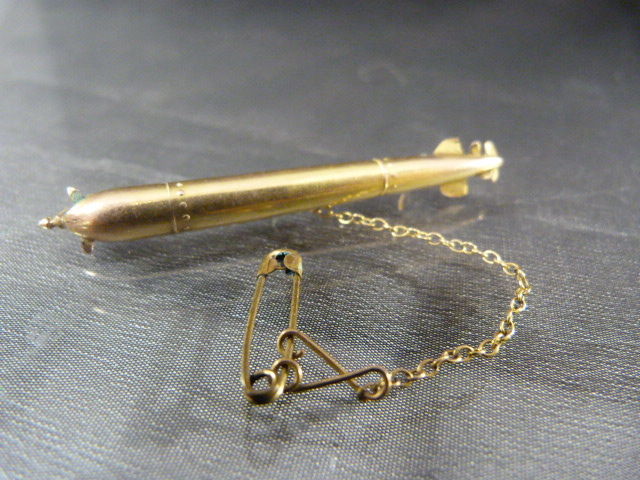 9ct Gold Hollow bar brooch in the form of a missile with safety chain attached - approx weight - 2.