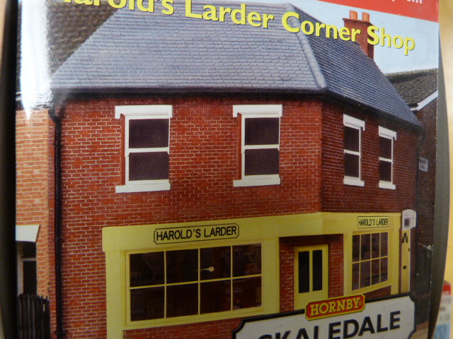 Hornby Skaledale 00 gauge 6 scale models - Office & Gate R8742, Harolds Larder Corner Shop R8624, - Image 4 of 6