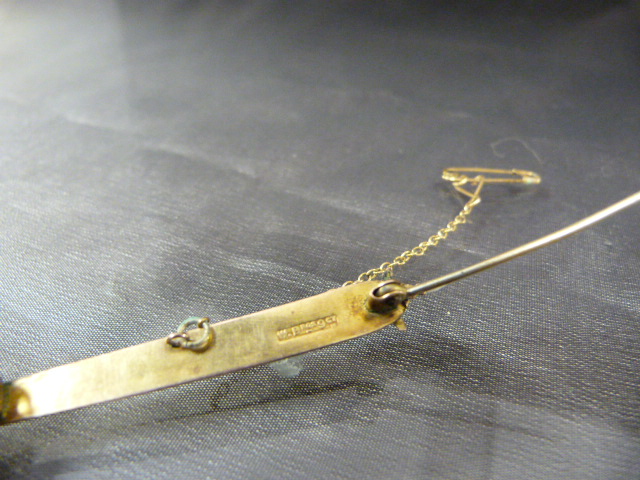 9ct Gold Hollow bar brooch in the form of a missile with safety chain attached - approx weight - 2. - Image 4 of 4
