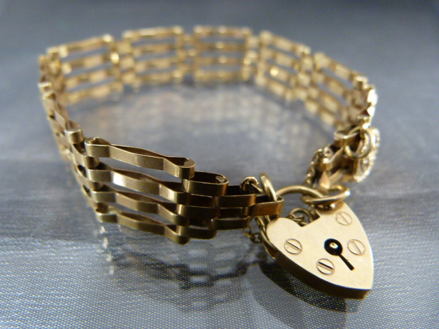 9ct Gold Gate Bracelet with mount 9ct St Christopher. Safety chain and lock in working order. - Image 3 of 4