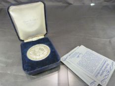 Queens silver Jubilee Commemorative Medal 1977 in original box with paperwork. Weight approx 37.6g