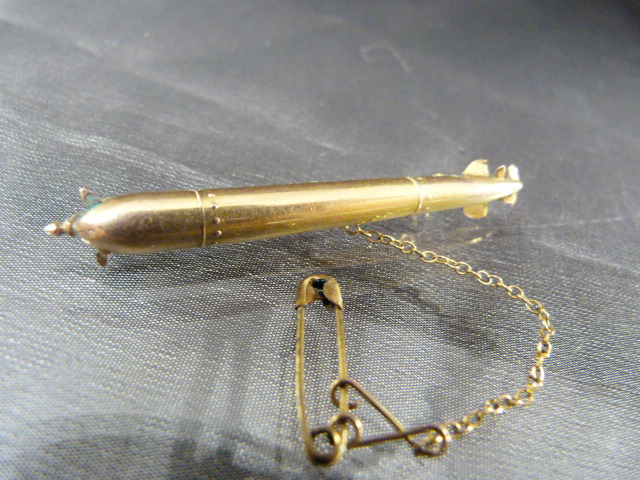 9ct Gold Hollow bar brooch in the form of a missile with safety chain attached - approx weight - 2. - Image 2 of 4