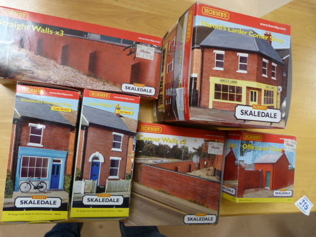 Hornby Skaledale 00 gauge 6 scale models - Office & Gate R8742, Harolds Larder Corner Shop R8624,