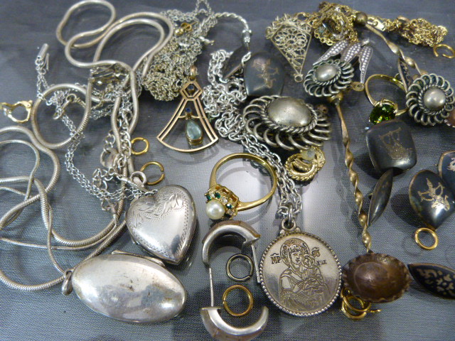 Collection of silver items to include chain, cufflinks, pendants etc. (Some plated) Approx - Image 2 of 4