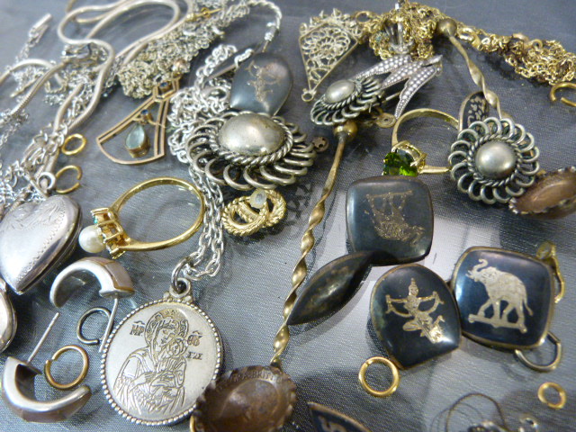 Collection of silver items to include chain, cufflinks, pendants etc. (Some plated) Approx - Image 3 of 4