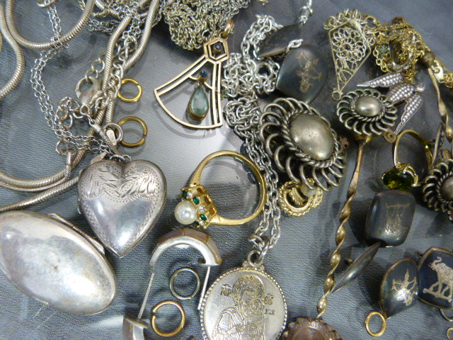 Collection of silver items to include chain, cufflinks, pendants etc. (Some plated) Approx - Image 4 of 4