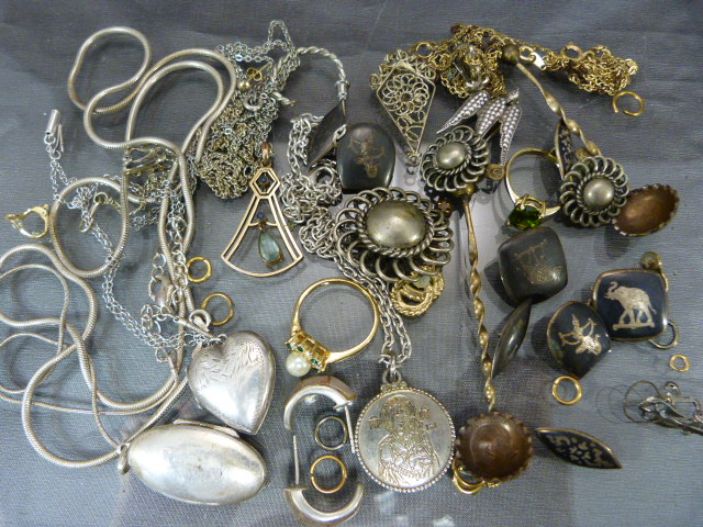 Collection of silver items to include chain, cufflinks, pendants etc. (Some plated) Approx