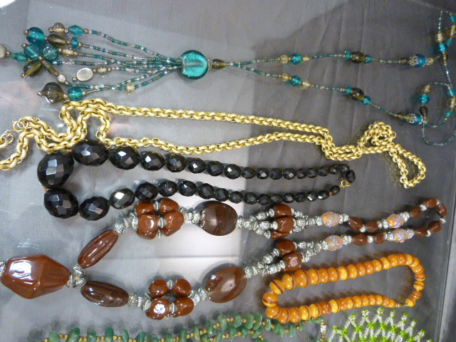 Small collection of costume jewellery to include natural stone bracelet, faux amber beads etc - Image 2 of 4